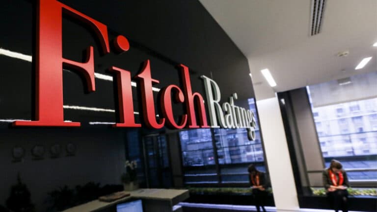 Agenția Fitch: Politicile economice adoptate de Executivul României vor afecta sever evoluția economică și vor genera o inflație crescută.