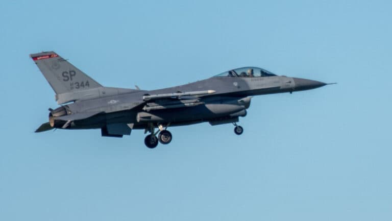 Alerte în jurul terenului de golf al lui Donald Trump: un F-16 a interceptat un avion care a pătruns ilegal în spațiul aerian.