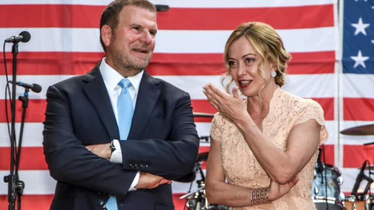 Ambasadorul lui Trump la Roma a ales un stil de viață neconvențional, optând pentru confortul iahtului său în locul renumitei Villa Taverna. Ce l-a determinat să facă această alegere?