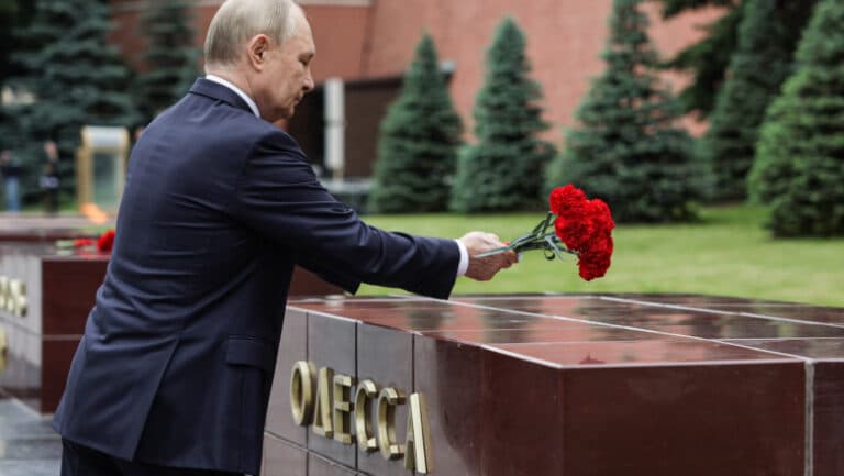 Perspectiva Armatei Ucraineane: Va rezista în fața provocărilor următoarelor 6 luni fără sprijinul Occidentului? Motivele din spatele ambițiilor lui Putin și implicațiile pentru România.