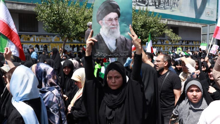 Provocările fără precedent ale ayatollahului: Ali Khamenei în fața celei mai dificile încercări din 36 de ani de conducere a Iranului.