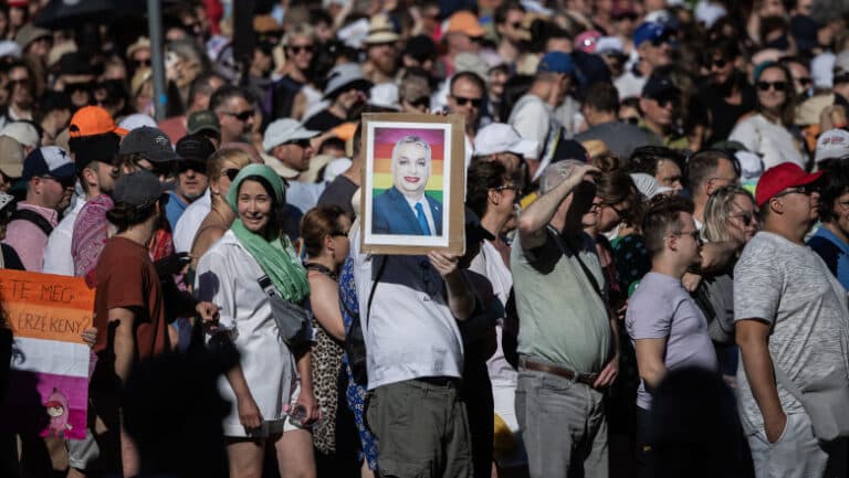 Viktor Orbán și bătălia pentru identitatea Ungariei: umbrele amenințătoare din jurul premierului maghiar, contrastate de lumina curcubeului Budapest Pride.