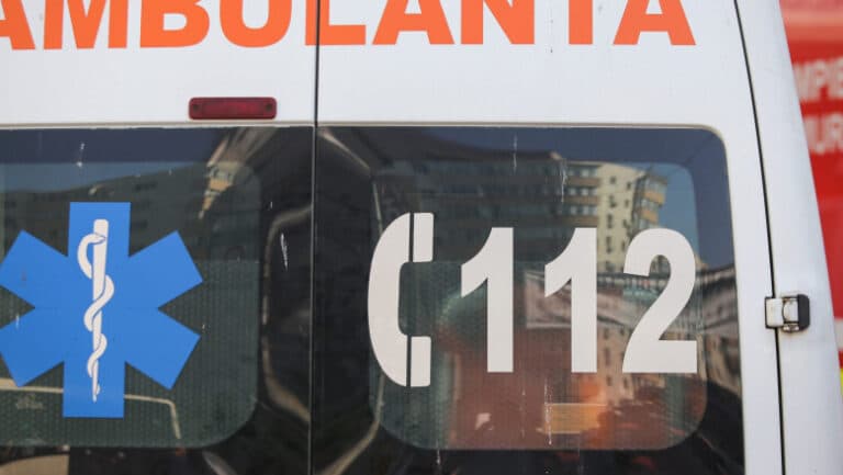 Angajat al unui centru de îngrijire din Arad, prins după ce a agresat un minor cu un obiect din lemn. Tânărul a fost transportat la spital
