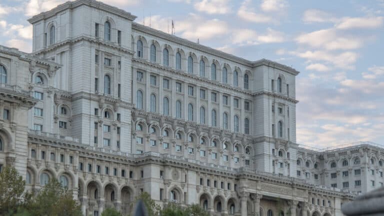 Funcționarii Senatului solicită eliminarea antenelor de pe clădirea Parlamentului, acuzându-le că emit radiații, după ce guvernul le-a redus indemnizația pentru acest risc.