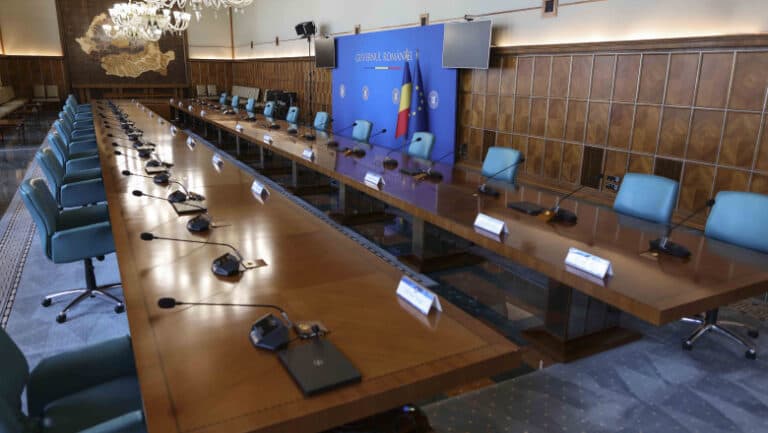 Scandalul din Executiv: cheltuieli exagerate pentru mese de protocol, în timp ce miniștrii se confruntă cu lipsa hranei în birouri.
