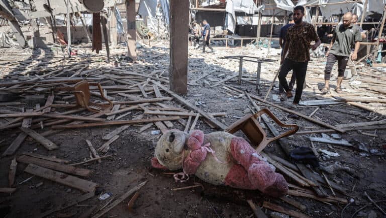Atacul asupra cafenelei din Gaza: Armata israeliană a utilizat o bombă americană de 230 de kilograme, ridicând suspiciuni de crimă de război.