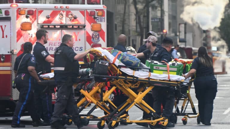 Tragedie într-un zgârie-nori din New York: patru vieți curmate, printre care și a unui ofițer de poliție, atacatorul alegând să se sinucidă