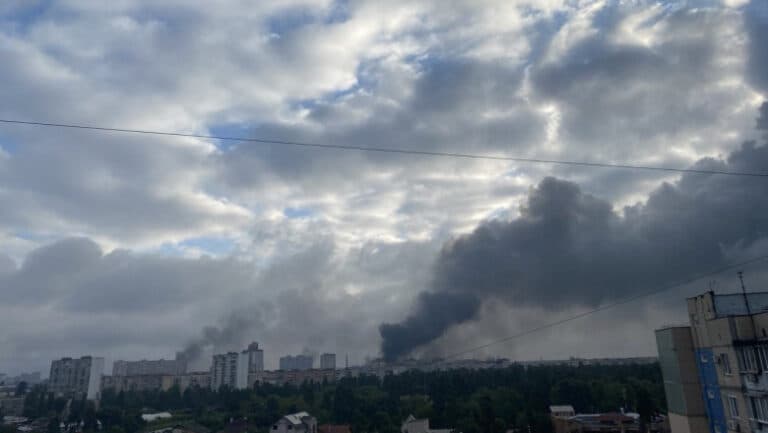 Asalt aerian cu drone și rachete asupra Kievului, locuitorii căutând refugiu în stațiile de metrou.