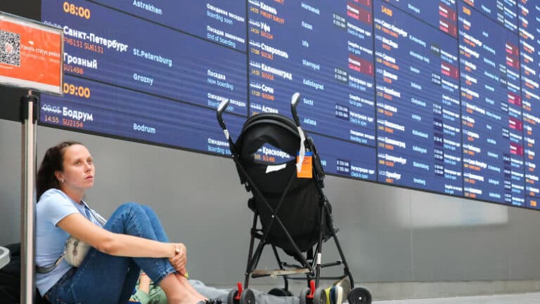 Dronele ucrainene creează haos pe aeroporturile din Rusia: peste 2.000 de zboruri afectate în doar 48 de ore.