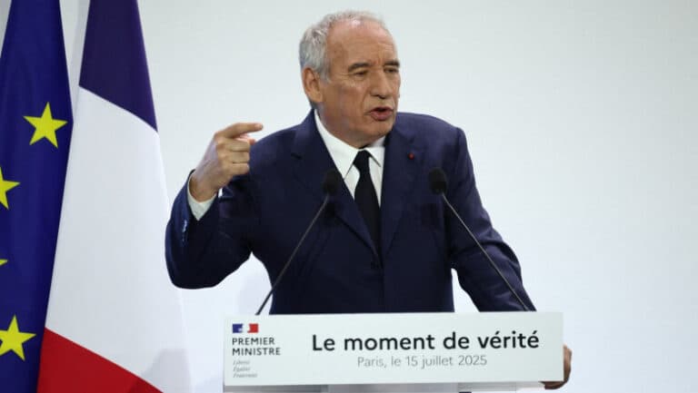 Franța sub presiune: Planul premierului Bayrou pentru diminuarea deficitului bugetar și evitarea unei moțiuni de cenzură.