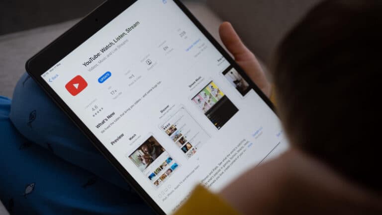 Australia impune restricții pentru tinerii sub 16 ani pe YouTube: „Nu tolerăm algoritmii prădători care vânează copii.”