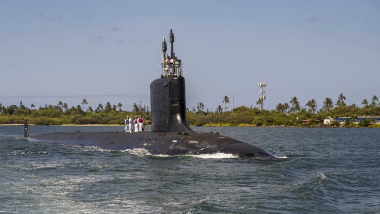 Australia și Marea Britanie semnează un acord revoluționar pentru submarinele nucleare AUKUS, iar SUA se confruntă cu provocări majore legate de cele trei submarine Virginia