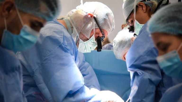 Frisoane și dureri de spate: diagnosticat cu o afecțiune gravă a inimii, un bărbat își dezvăluie povestea