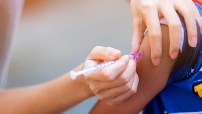 Atenționarea ONU: Dezinformarea și tăierile severe ale asistenței internaționale pun în pericol vaccinarea copiilor.