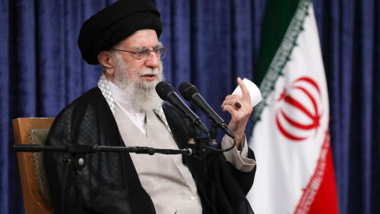 Ayatollahul Ali Khamenei acuză Israelul de intenții ascunse în urma atacurilor din iunie, vizând destabilizarea regimului islamic.