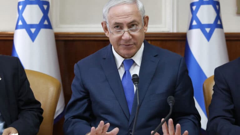 Benjamin Netanyahu, afectat de o intoxicație alimentară, va conduce guvernarea din confortul căminului său, anunță autoritățile israeliene.