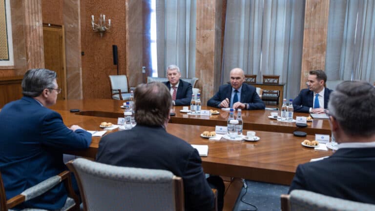 Bolojan poartă discuții cu Atlantic Council, renumita organizație americană de analiză strategică, privind securitatea în regiune.