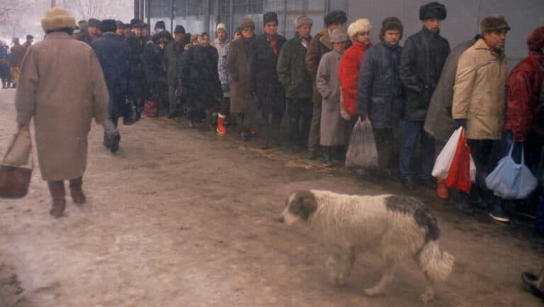 Bucureștiul din 1989 surprins prin lentila unei camere secrete: imagini neprețuite, pentru prima dată dezvăluite în țară
