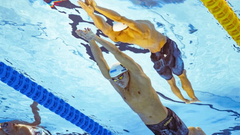 David Popovici strălucește la Campionatul Mondial de Natație, avansând în semifinale la proba de 200 de metri liber