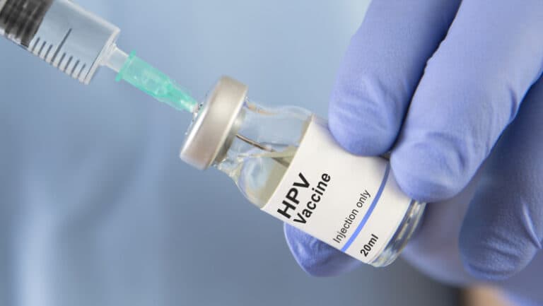 Disponibilitatea gratuită a vaccinului HPV în România pentru tinerii cu vârste între 19 și 26 de ani: Părerea specialiștilor în sănătate