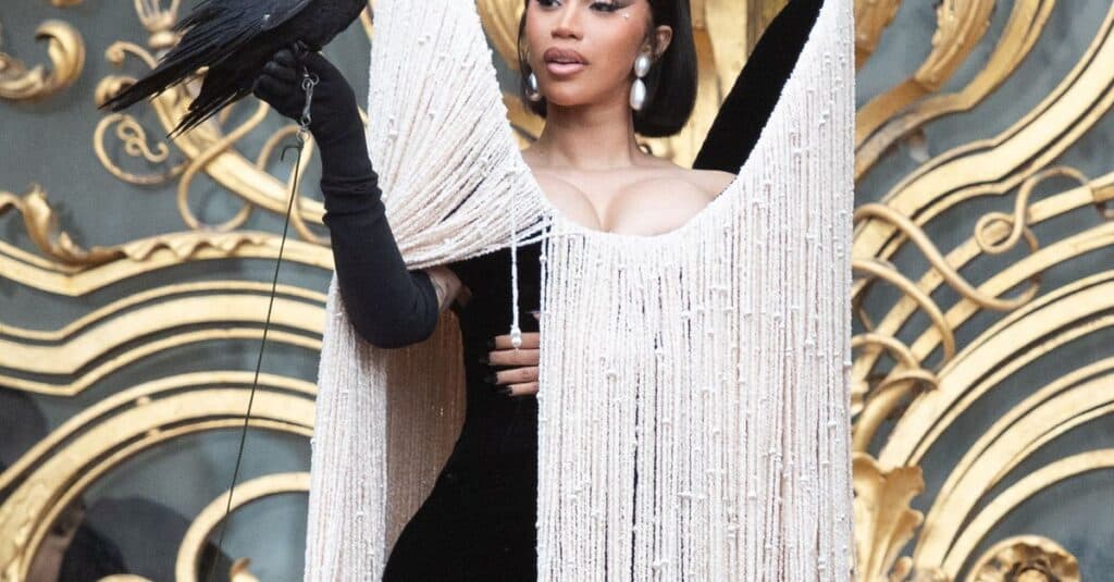 Cardi B a pășit pe covorul roșu alături de un corb: „Vă rog să fiți liniștiți, ca să nu-l speriați!”