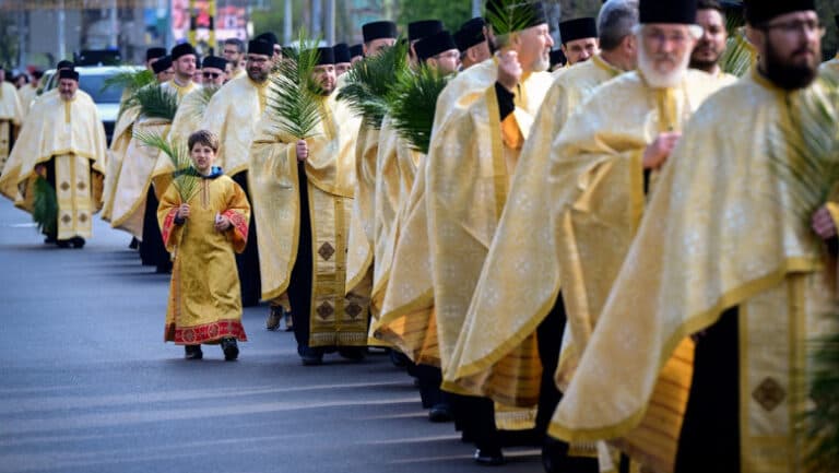 Frecvența vizitelor românilor la biserică: 85% se declară credincioși.