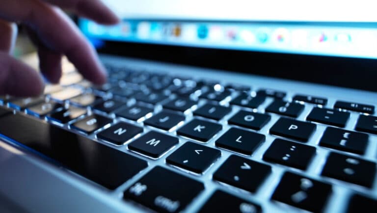 Câți români s-au implicat recent în activități politice online, conform unui sondaj INSCOP?