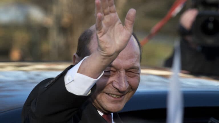 Reacția Elenei Udrea la întrebarea despre o posibilă conversație cu Traian Băsescu, în cazul în care acesta o va contacta.