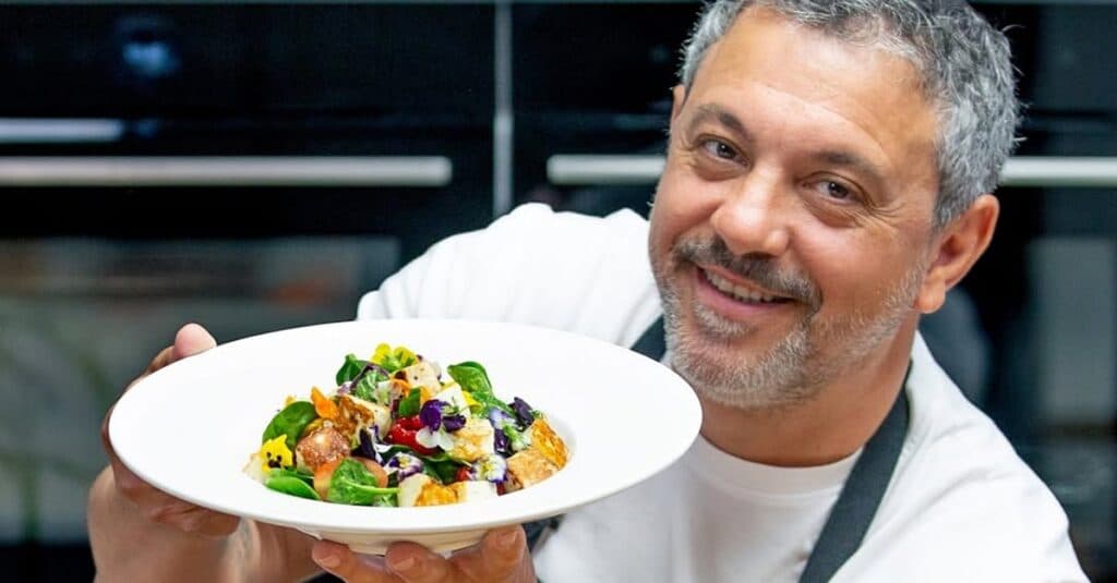 Preferințele culinare de vară ale chef-ului Sorin Bontea: „Am descoperit deliciile din Egipt” – Florin Dumitrescu dezvăluie pasiunile gustative ale prietenului său.