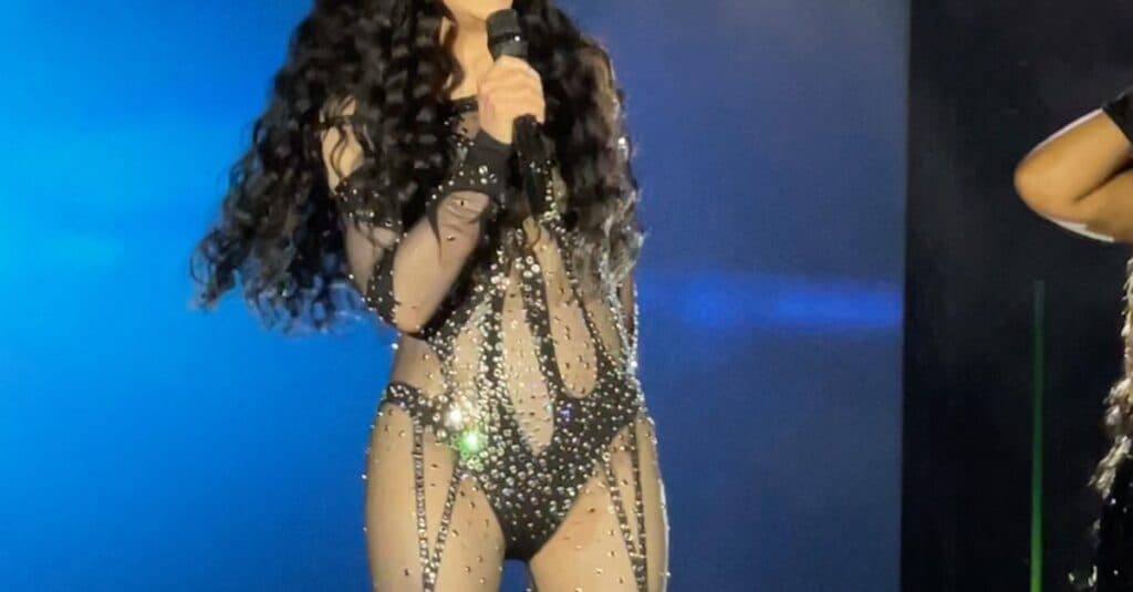 Cher strălucește la 79 de ani! Diva îmbrățișează cu stil ținutele ajustate și îndrăznețe.