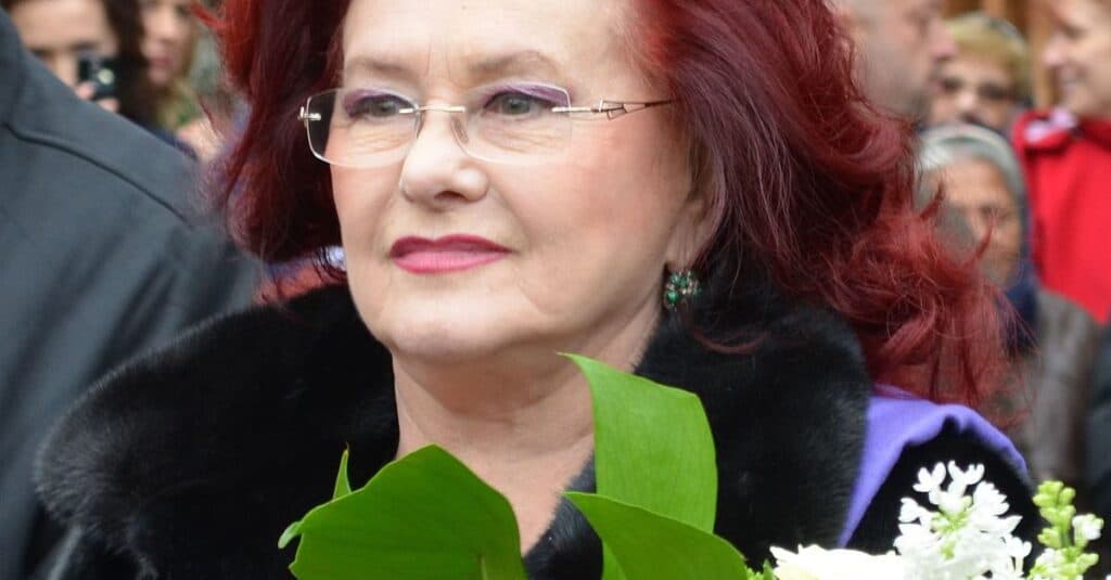 Descoperă secretul bine păstrat al Stelei Popescu pentru un păr strălucitor. Eforturile neobosite ale îndrăgitei actrițe pentru a-și menține frumusețea podoabei capilare.