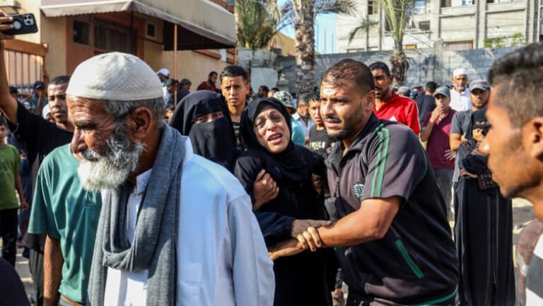 Cel puțin 32 de victime în Gaza, în urma tirurilor armatei israeliene asupra civililor direcționați spre un centru de ajutor.