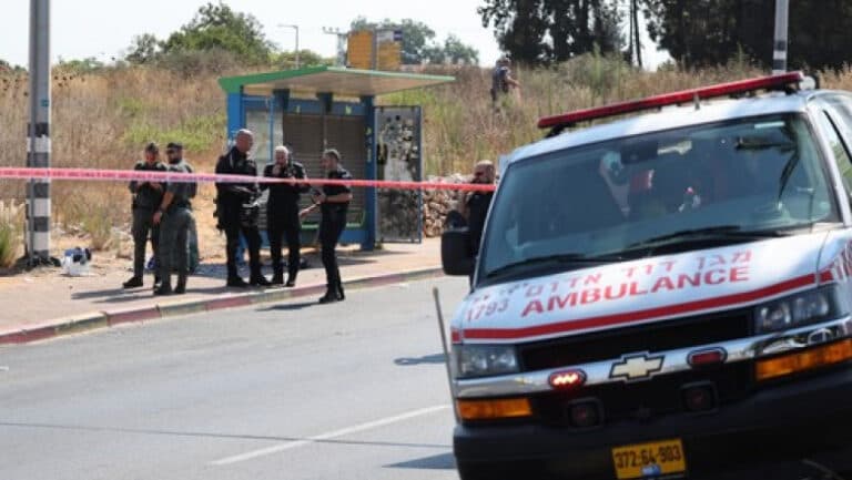 Opt persoane au fost rănite în Israel după ce o mașină a izbit grupul de așteptare de la o stație de autobuz.
