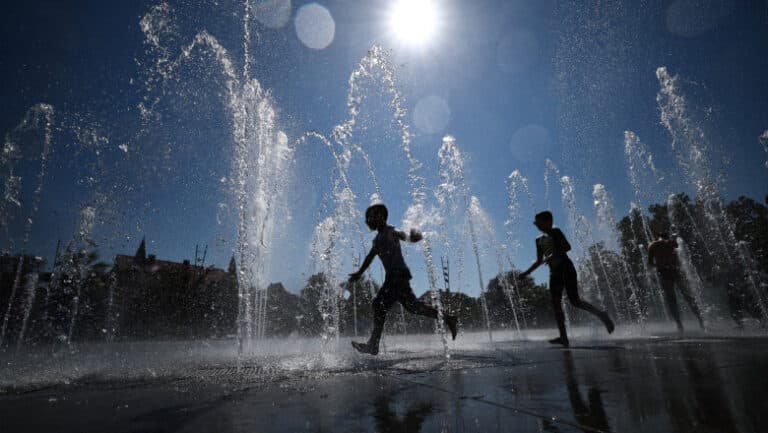 Alertă de caniculă severă până marți dimineață în 15 județe și București, restul țării sub avertizări portocalii și galbene. Informații actualizate.