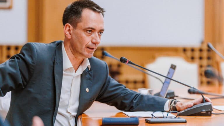 Csoma Botond: „România se află într-un moment crucial. Atitudinea de tip ‘merge și așa’ nu mai este de actualitate.”