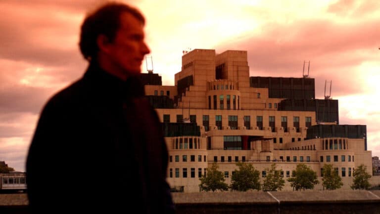 Londra: Epicentrul spionajului modern – între legenda lui James Bond, setea de informații a afacerilor și influența oligarhilor