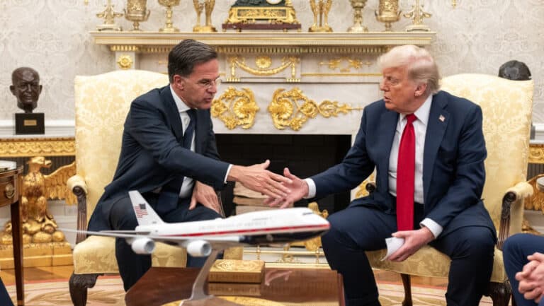 Transformarea Biroului Oval de către Trump într-un adevărat Versailles modern.
