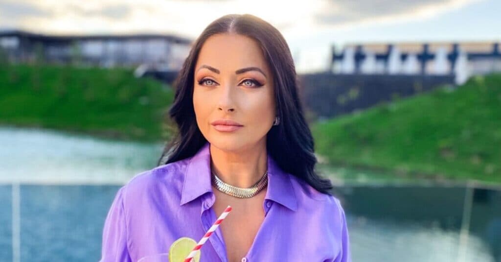 Gabriela Cristea strălucește în costum de baie la 50 de ani, iar admiratorii sunt impresionați de silueta ei.