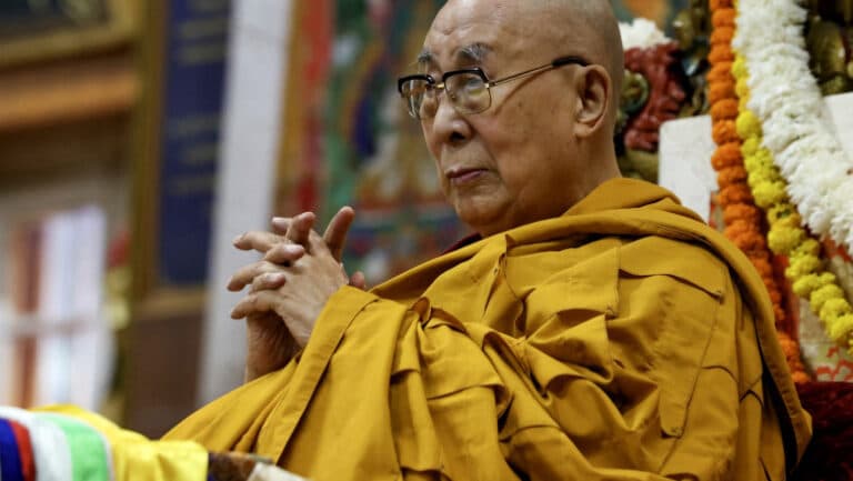 Dalai Lama sărbătorește astăzi 90 de ani. Ce speranțe are liderul budiștilor tibetani în privința longevității și ce va dezvălui despre succesorul său?
