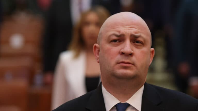 Deputatul Vexler se retrage din Ordinul Național pentru Merit în urma contestației lui Nicușor Dan la CCR privind legea anti-extremism.