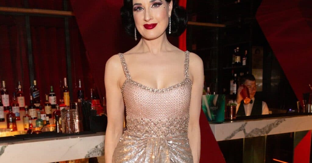 Dita Von Teese, o apariție radiantă pe covorul roșu! Impresionează la 52 de ani cu un stil deosebit.