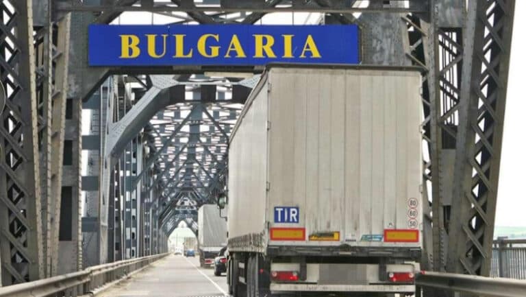 Arestați în Bulgaria: Doi români, prinși în flagrant încercând să mituiască polițiștii de frontieră la întoarcerea din Grecia