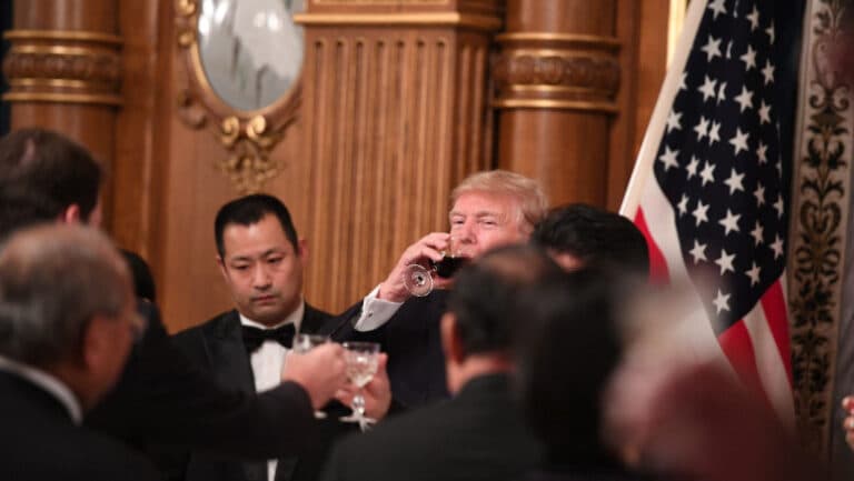 Donald Trump anunță: Coca-Cola va reveni la zahărul natural în celebra sa băutură din SUA, deși compania nu oferă detalii oficiale.