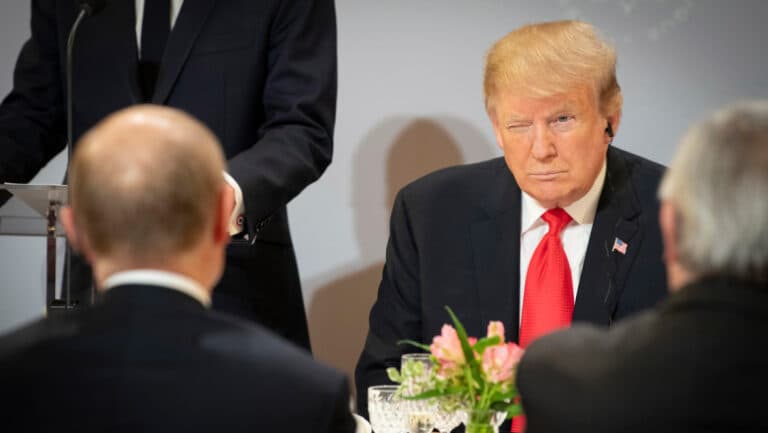 Donald Trump își exprimă dezamăgirea față de Vladimir Putin, dar subliniază că relația lor nu s-a încheiat. Ce opinie are despre apărarea colectivă a NATO?