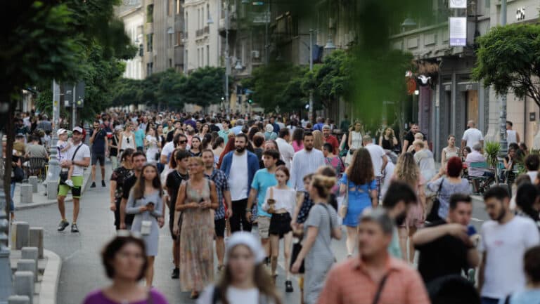 Majoritatea românilor simt că națiunea se află în pericol. Care sunt motivele acestei anxietăți crescute?