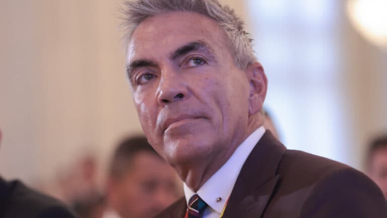 Dragoș Anastasiu îndeamnă liderii instituțiilor cu venituri mai mari decât salariul președintelui să contribuie benevol prin reducerea veniturilor lor.