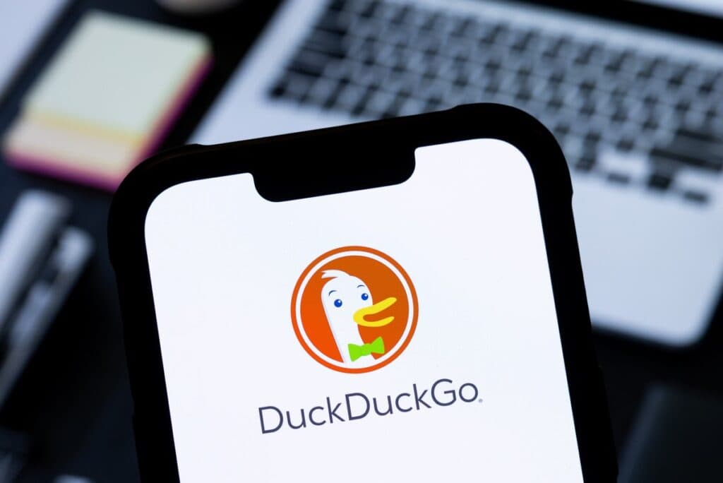 DuckDuckGo permite acum ascunderea imaginilor generate de inteligența artificială în rezultatele căutărilor.