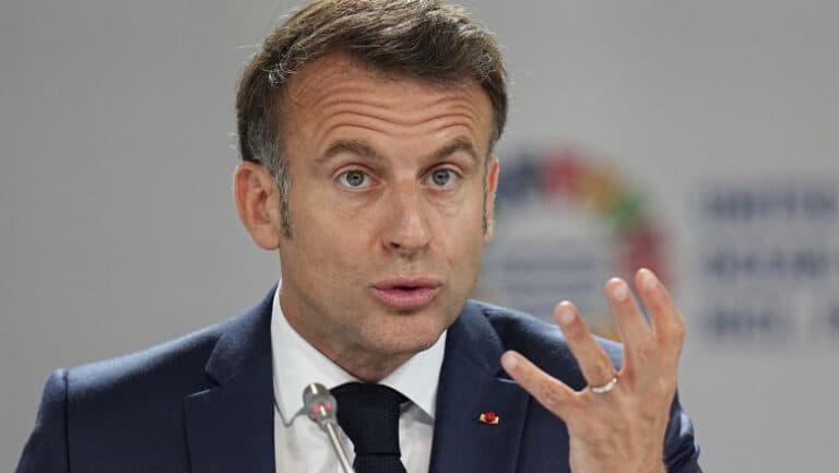 Emmanuel Macron denunță noile taxe impuse de Donald Trump: „Uniunea Europeană trebuie să activeze toate resursele disponibile.”