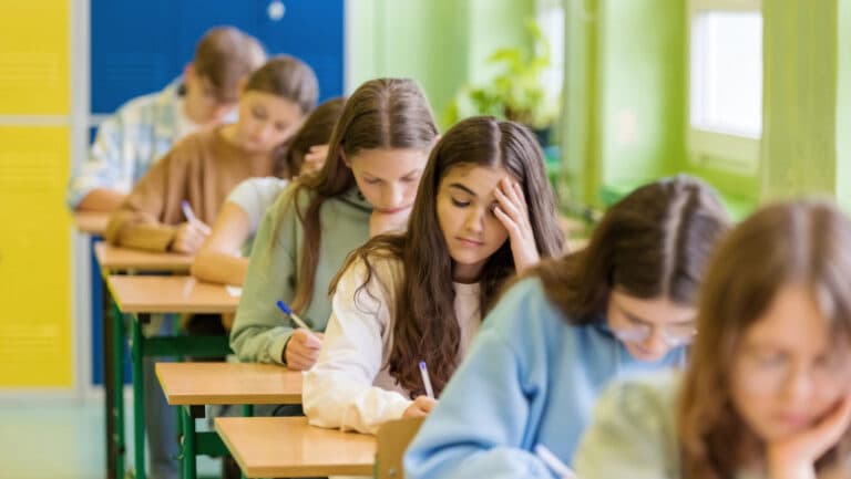 Evaluarea Națională 2025: Rezultate după contestații – Numărul elevilor cu media generală de 10 a crescut.