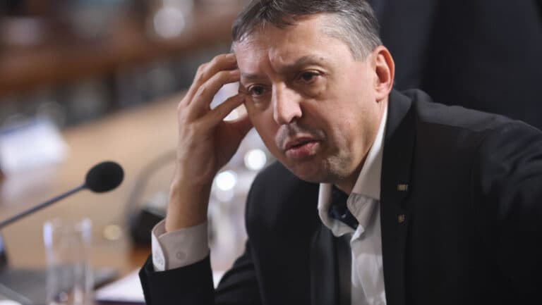 Drogurile în instituțiile de învățământ. Ministrul David avertizează asupra lipsei centrelor de recuperare pentru cei afectați de dependență